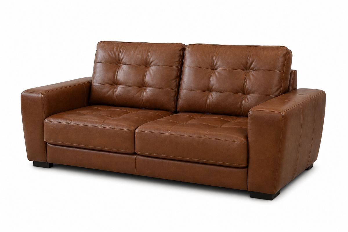 Sofá Nova Marrakech de 3 cuerpos en cuero color café, exhibido en un living contemporáneo de estilo minimalista.